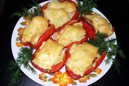 Фото к рецепту: Картошка  запеченная в болгарском перце под сыром ( утилизация вчерашней картошки)