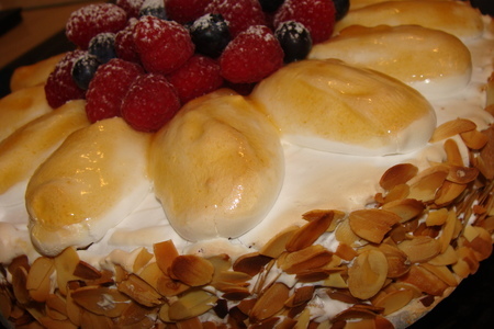 Фото к рецепту: Гато малиновый с меренгами и заварным кремом