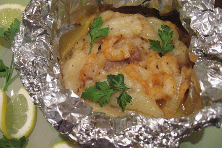Фото к рецепту: Запеченая в фольге морская рыба с креветками.