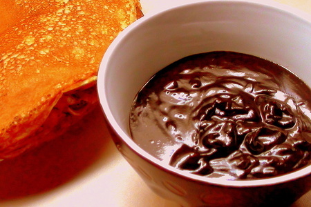 Фото к рецепту: Шоколадно-карамельный соус к блинчикам.