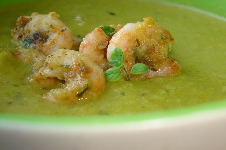 Фото к рецепту: Суп из зеленого горошка с креветками