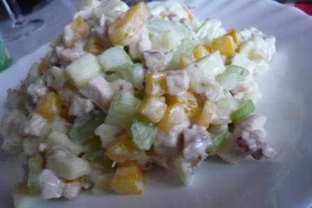 Фото к рецепту: Салат с курицей, яблоком, сельдереем и грецкими орехами