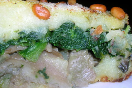 Фото к рецепту: Картофельная запеканка с вешенками и шпинатом