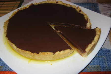 Фото к рецепту: Шоколадный тарт с апельсиновым желе