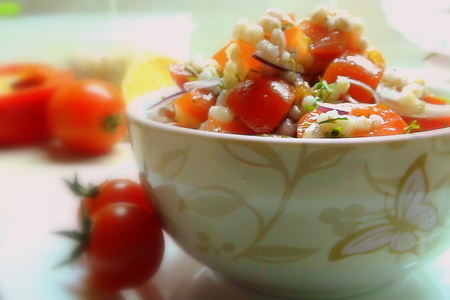 Фото к рецепту: Салат с перловкой и помидорами,  лимонная заправка