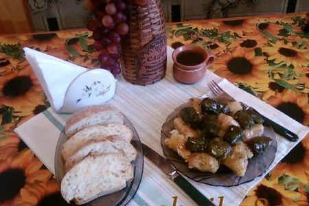 Фото к рецепту: Голубцы с кислой капустой и виноградными листьями