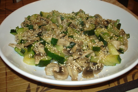 Фото к рецепту: Постный салатик с цукини и грибов