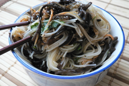 Фото к рецепту: Фунчеза с китайскими черными грибами "муэр"