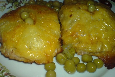 Фото к рецепту: Свинина запечённая с ананасами и сыром