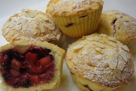 Фото к рецепту: Яблочно-вишневые песочные мини-пироги.