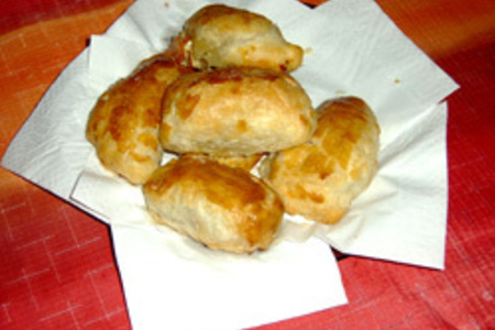 Фото к рецепту: Сырные "пончики" из слоеного теста