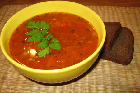 Томатный суп с базиликом.