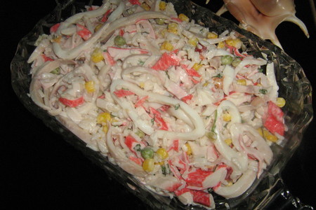 Фото к рецепту: Салат из кальмаров.(быстро,просто,вкусно!)