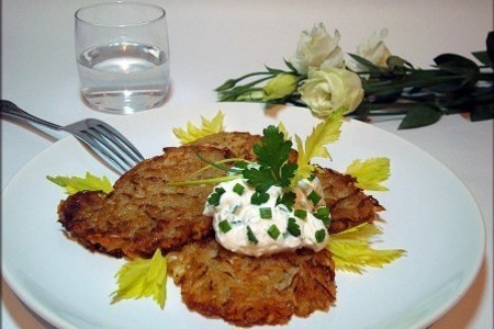 Фото к рецепту: Картофельные оладьи с квашеной капустой и луковым творогом.