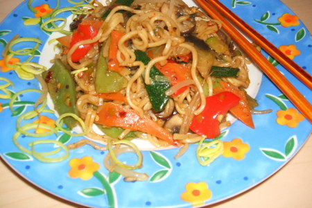 Фото к рецепту: Овощи с китайской вермишелью