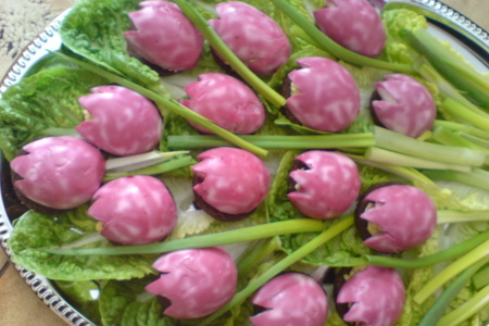 Фото к рецепту: Тюльпаны из фаршированных яиц