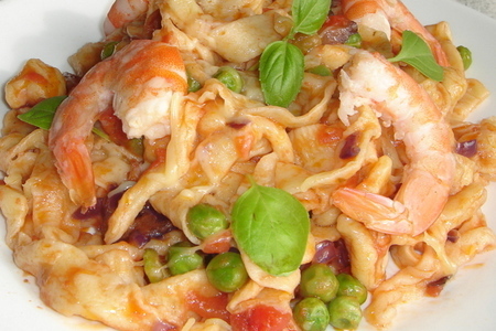 Фото к рецепту: Яичная паста с зеленым горошком и креветками