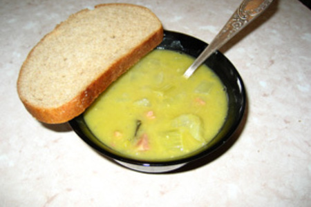 Фото к рецепту: Гороховый суп со свиной рулькой