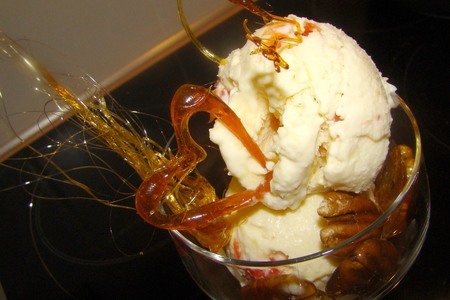 Фото к рецепту: Ванильное мороженое с кокосовой стружкой и карамелью
