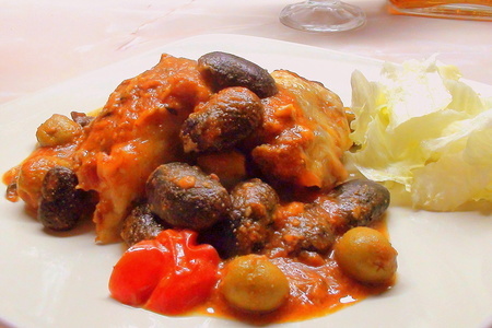 Фото к рецепту: Котлеты, запечённые в томатном соусе с фасолью под сыром… со средиземноморскими нотками.