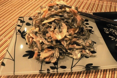 Фото к рецепту: Морская капуста с грибами (почти постное блюдо, но все портит майонез)))