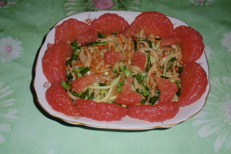 Фото к рецепту: Салат из кальмаров, украшенный грейпфрутом