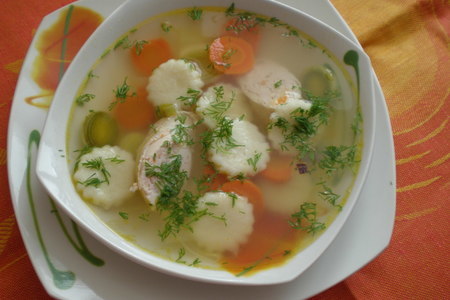 Фото к рецепту: Суп с манными клецками