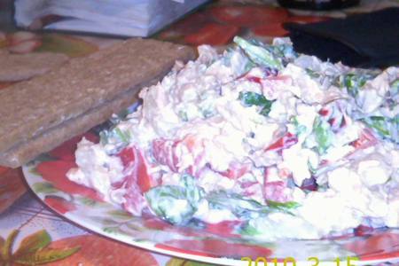 Фото к рецепту: Салат с горбушей (консерва), отварным картофелем, паприкой и зеленью от бархат