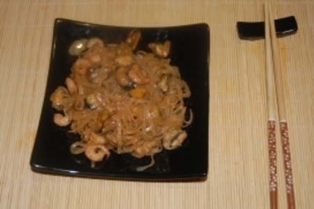 Фото к рецепту: Рисовая лапша с мидиями и креветками