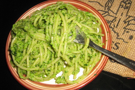 Фото к рецепту: Спагетти с "холодным" соусом.