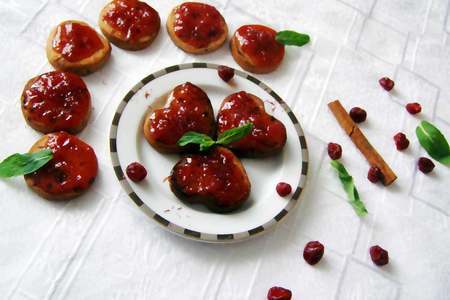 Фото к рецепту: Карамельно-черешневое печенье или по стопам любимых кулинаров