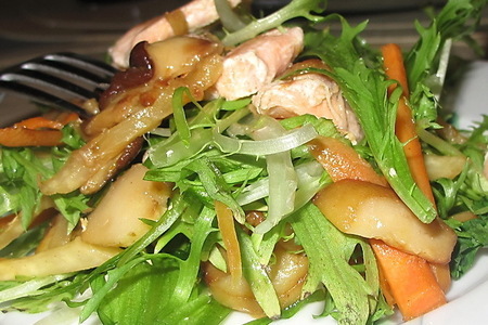 Фото к рецепту: Салат  с лососем и белыми грибами