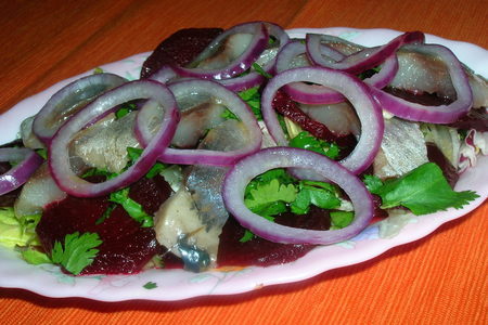 Фото к рецепту: Знакомая сельдь с незнакомой заправкой (или салат из сельди со свеклой)