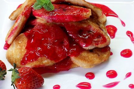Фото к рецепту: Бисквитные оладьи  с ягодами