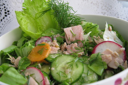 Фото к рецепту: Зелёный салат с тунцом.