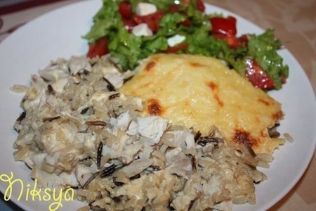 Фото к рецепту: Курица, запеченная с рисом под соусом «морнэ»