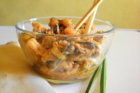 Фото к рецепту: Салат из морепродуктов  с кунжутом.