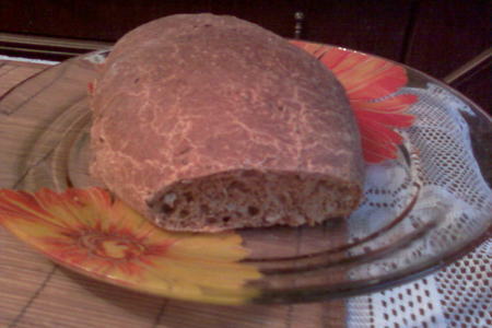 Фото к рецепту: Ржаной хлеб с сыром и изюмом.