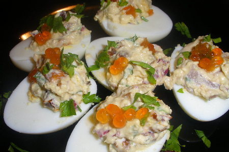 Фото к рецепту: Фаршированные яйца (пример вкусной утилизации)