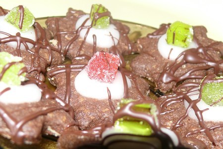 Фото к рецепту: Шоколадное печенье с орехами, кокосом и мармеладом