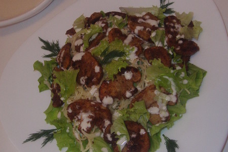 Фото к рецепту: Салат с хрустящими грибами с пикантным соусом