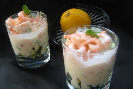 Фото к рецепту: Креветочно-авокадный салат под соусом "айоли"