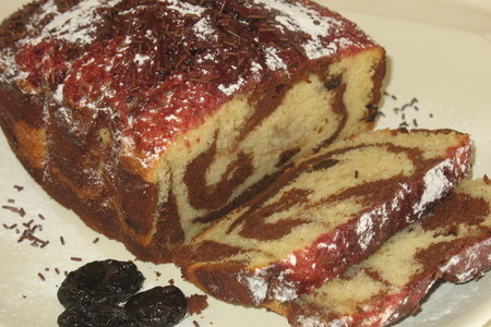 Фото к рецепту: Кекс мраморный с черносливом в хлебопечке