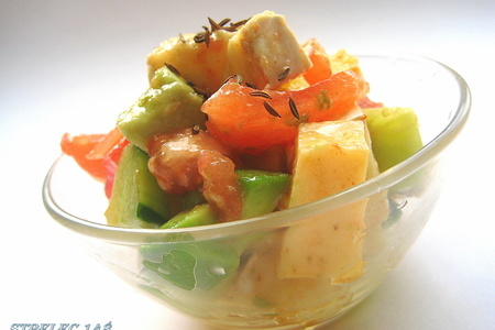 Фото к рецепту: Салат из овощей с бри и тмином.