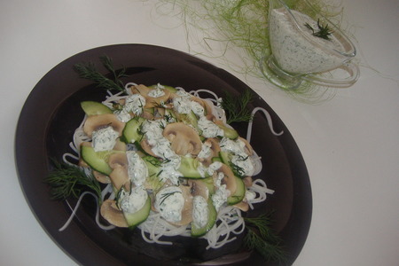 Фото к рецепту: Салат  c грибами и рисовой лапшой