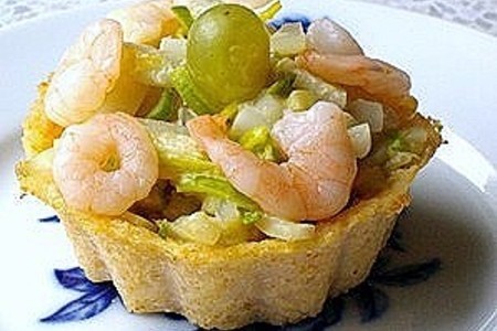 Фото к рецепту: Салат с кальмарами в рисовых корзиночках