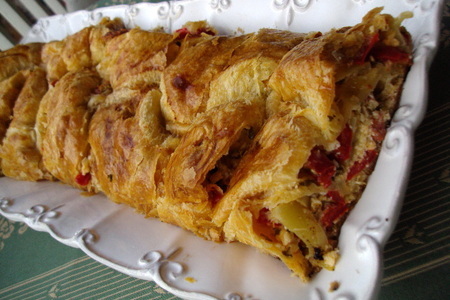 Фото к рецепту: Плетенка с разноцветным перцем и сыром