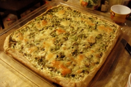Фото к рецепту: Лоранский пирог с курицей, грибами и брокколи