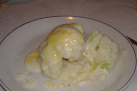 Фото к рецепту: Цветная капуста с белым соусои и сыром
