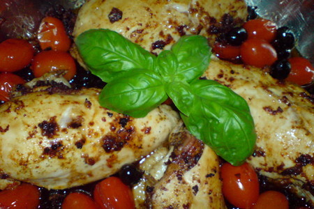 Фото к рецепту: Куриные грудки с помидорками,маслинами и ..."огоньком"
